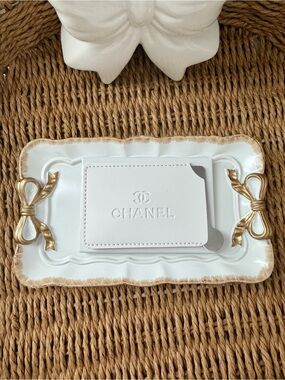 CHANEL White Leather Card Holder with mirror silver Tone Metal Plate